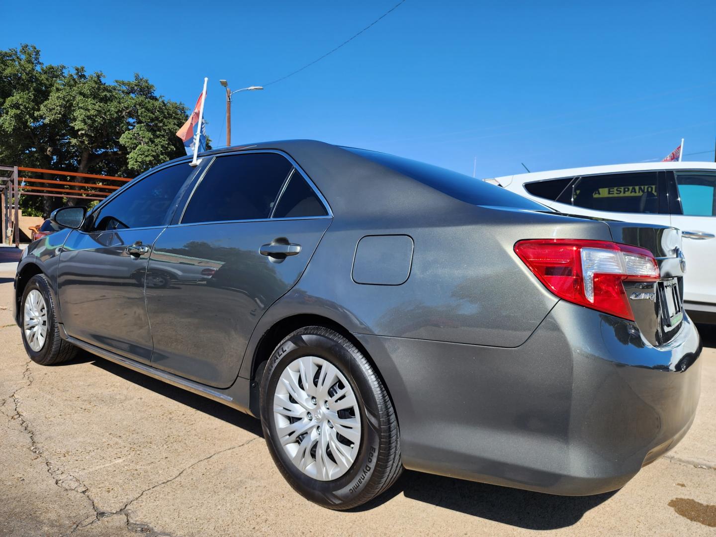 2014 GREEN Toyota Camry LE (4T4BF1FK0ER) with an 2.5L L4 DOHC 16V engine, 6-Speed Automatic transmission, located at 2660 S.Garland Avenue, Garland, TX, 75041, (469) 298-3118, 32.885551, -96.655602 - Welcome to DallasAutos4Less, one of the Premier BUY HERE PAY HERE Dealers in the North Dallas Area. We specialize in financing to people with NO CREDIT or BAD CREDIT. We need proof of income, proof of residence, and a ID. Come buy your new car from us today!! This is a SUPER CLEAN 2014 TOYOTA CAM - Photo#5